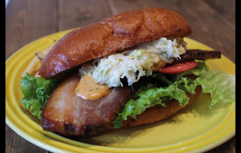 SANDWICH SHOP OCEANの厚切り豚バラとコールスローのサンド