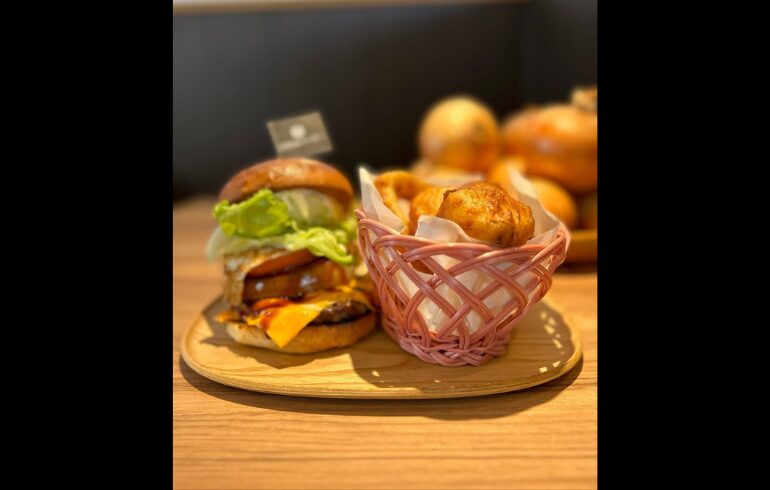 淡路島バーガーのハンバーガー