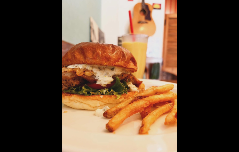 BLACK AND BLUEのバーガー