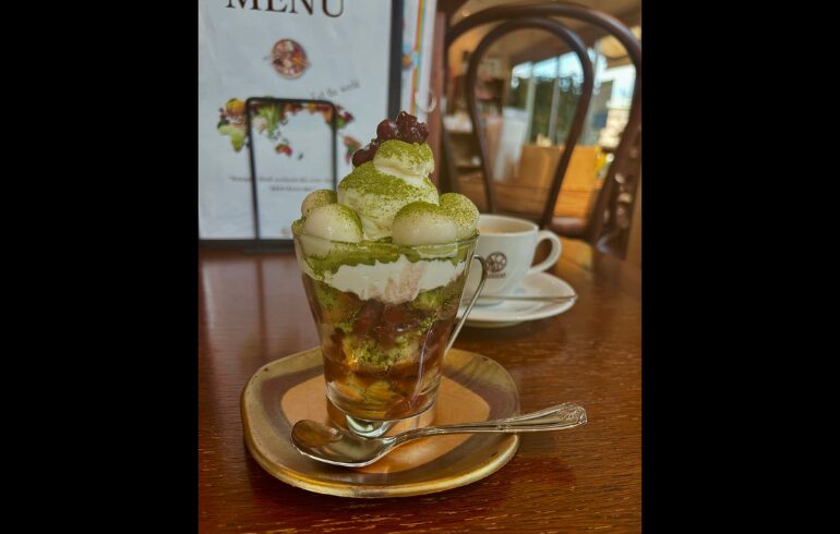 カフェ・フィュージョン 豊川店の抹茶のパフェとコーヒー
