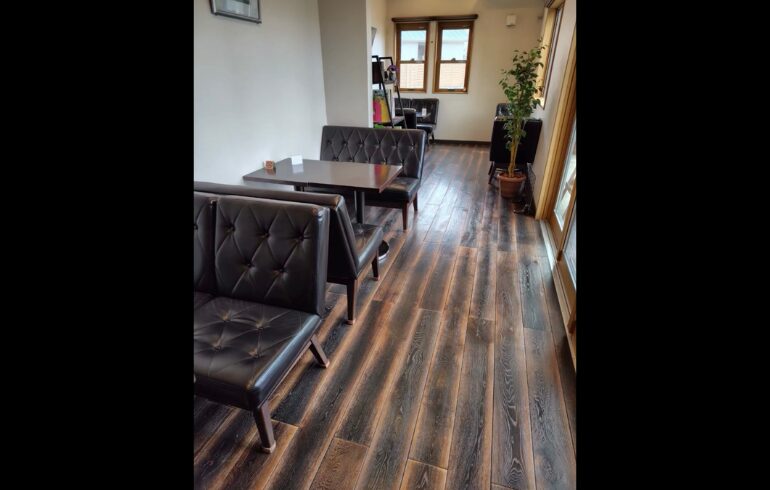 Cafe ミルクのソファー席がある店内