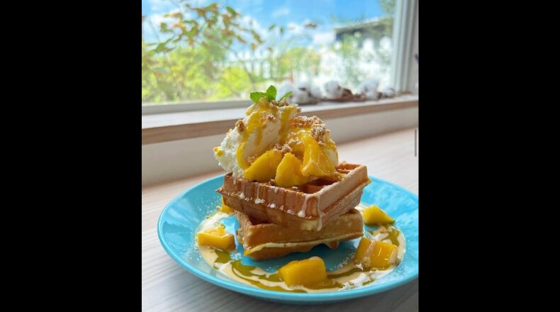 Cafe Sucreのマンゴーのワッフル