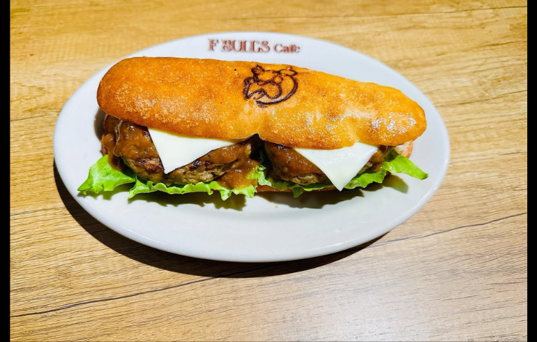 F BULL'S Cafeのキューバサンド