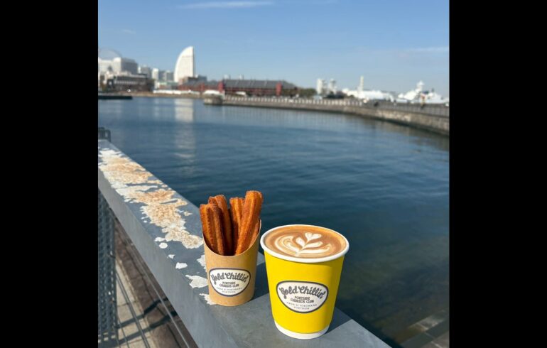 Gold Chillin'のコーヒーとチュロス