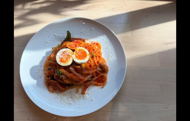 カフェレストラン かど屋テラスの半熟卵をのせたトマトのパスタ