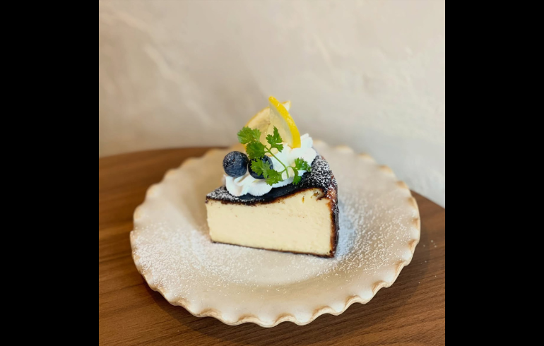 LiSA COFFEE STANDのバスクチーズケーキ