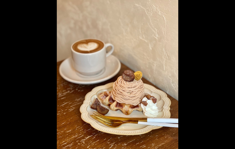 LiSA COFFEE STANDのカフェラテとワッフル