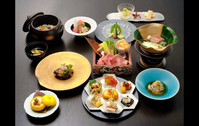 日本料理 水音の八寸と土鍋が並んだ会席料理