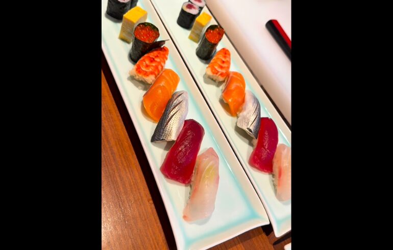 日本料理 水音の青緑の皿に並べた握り寿司