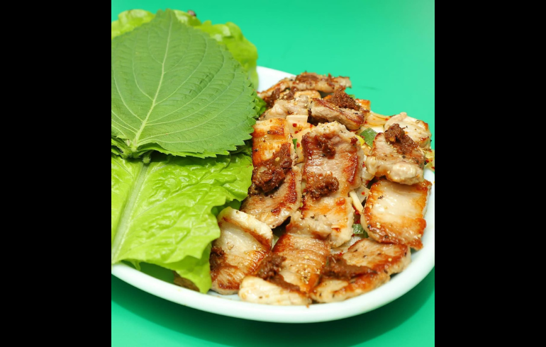 麻布十番シモン茂の豚肉と葉野菜の料理