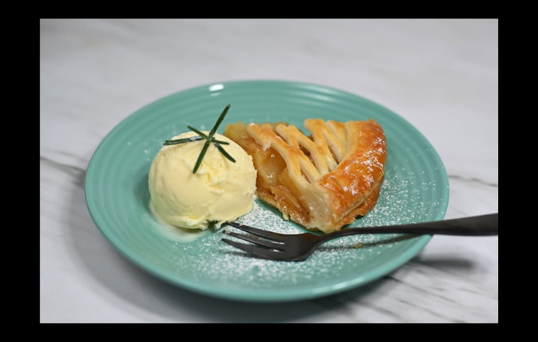 TWORURU CAFEのアップルパイ