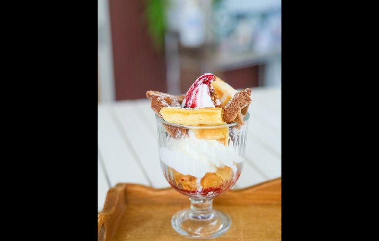 カフェナチュールのワッフルパフェ