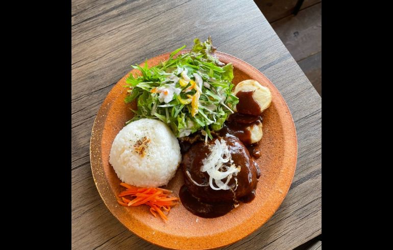 CAFÉ REEDのプレート