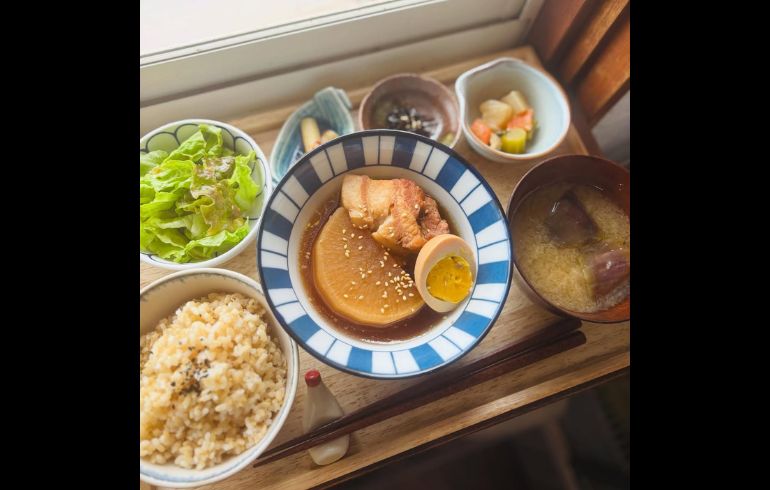 姉妹tableの小鉢が並ぶ日替わり定食