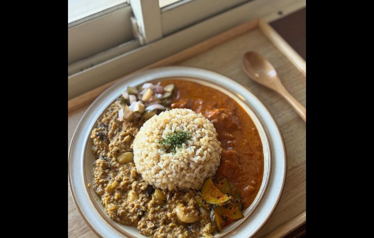 姉妹tableの玄米ごはんを添えたカレー