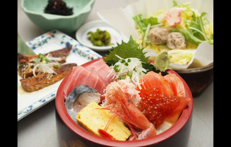 ドライブイン なぎさやの海鮮丼