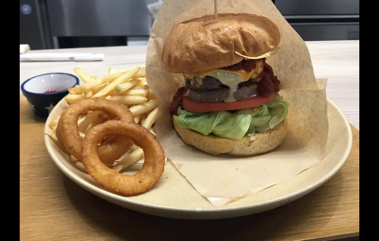 IWABA CAFEのハンバーガー