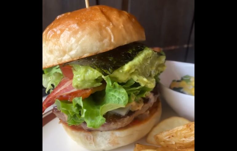Venus Cafeのハンバーガーとフライドポテト