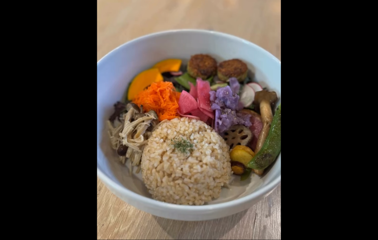 WILDFLOWERの玄米と彩り野菜のボウル